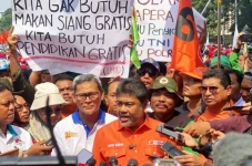 Buruh Tuntut UU Ciptaker...