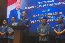 AHY Serahkan Surat Rekomendasi...