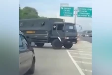 Viral! Truk TNI Lawan...