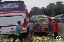 Tabrakan Beruntun Bus...