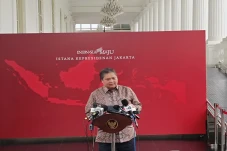 Golkar Usung Bobby Jadi...