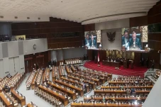Rapat Paripurna Setujui...