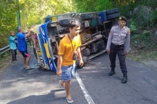 Truk Muatan Pakan Ternak...