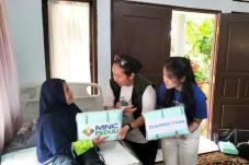Puluhan Lansia Semringah...