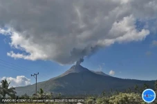 Awas! Gunung Lewotobi...