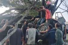 Rem Blong, Truk Bermuatan...