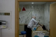 Petugas Kesehatan Layani...