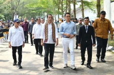 Bangun Sekolah dan Universitas,...