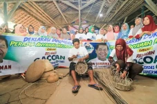 Pemimpin Merakyat, Ratusan...