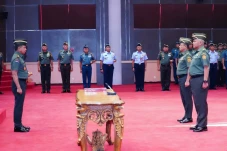 Panglima TNI Pimpin...