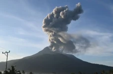 Gunung Lewotobi Laki-laki...