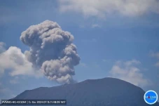 Gunung Ibu Erupsi 10...