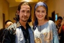 Kimberly Ryder Layangkan...