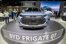 BYD Memimpin, Tesla...