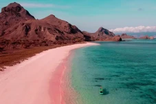 5 Pantai Pink di Indonesia,...