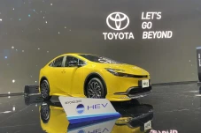 All New Prius PHEV Meluncur...