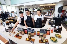 Luncurkan Kafe di Showroom,...