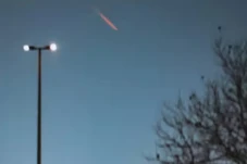 Meteor Melintas di Atas...