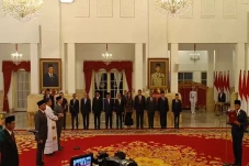 Membaca Gambaran Kabinet...