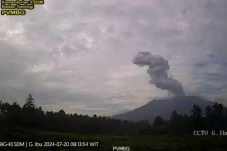 Gunung Ibu Erupsi, Luncurkan...