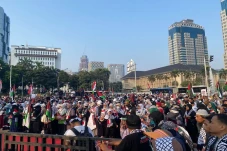 Ribuan Pengunjuk Rasa...