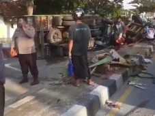 2 Truk Pengangkut Peralatan...