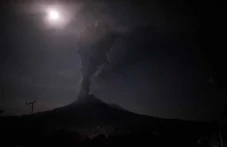 Gunung Lewotobi Laki-laki...