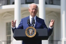 Joe Biden Mundur dari...