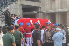Pimpin Upacara Pemakaman...