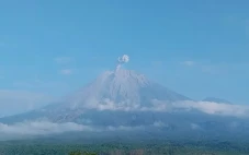 Gunung Semeru Erupsi...