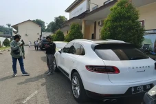 Polisi Periksa Pegawai...