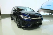 BYD: Mobil Listrik M6...