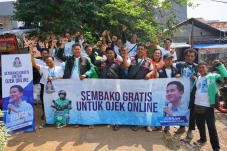 Relawan Mas Gibran Bagi-bagi...