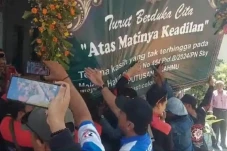 Unjuk Rasa Tolak Vonis...