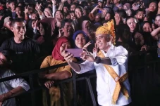 Santun dan Ramah, Anwar...