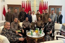 Unggah Foto Bareng Sejumlah...