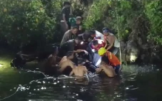 Minibus Terjun ke Danau...