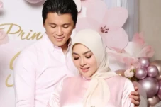 Syahrini Melahirkan...
