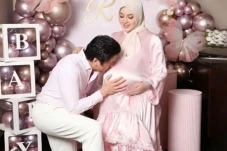 Syahrini Melahirkan...