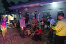 Geram, Warga Ikat dan...