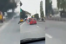 Heroik, Polisi Bertahan...