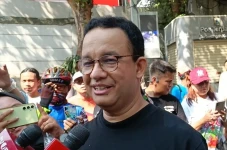 Anies Santai Ahok Membantah...