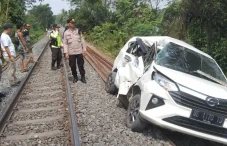 Diseruduk Kereta Api,...