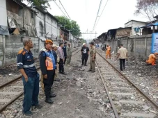 Awas! Buang Sampah Ke...
