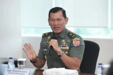 Soal Joni Pemanjat Tiang...