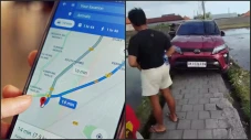 Mobil SUV Terjebak di...