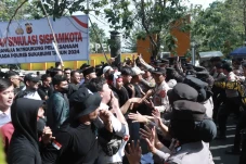 Ratusan Massa Bentrok...