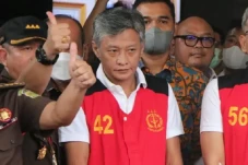 Bebas Bersyarat, Hendra...