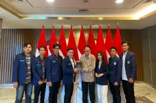 Bertemu Menkominfo,...