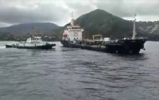 Kapal Bermuatan Bahan...